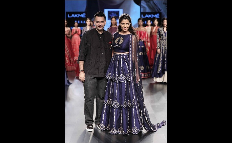 Lakmé Fashion Week 2017 saw designer Nachiket Barve (left) showcase the timeless beauty of Greco-Roman Goddess. He brought alive the theme of ‘Eternal Luminance’. Lakmé Fashion Week 2017 saw designer Nachiket Barve (left) showcase the timeless beauty of Greco-Roman Goddess. He brought alive the theme of ‘Eternal Luminance’.
