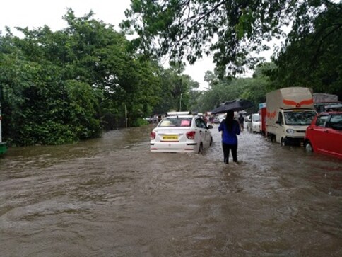 Mumbai rains: Day after downpour, BMC starts restoration work by clearing roads of abandoned cars Mumbai rains: Day after downpour, BMC starts restoration work by clearing roads of abandoned cars