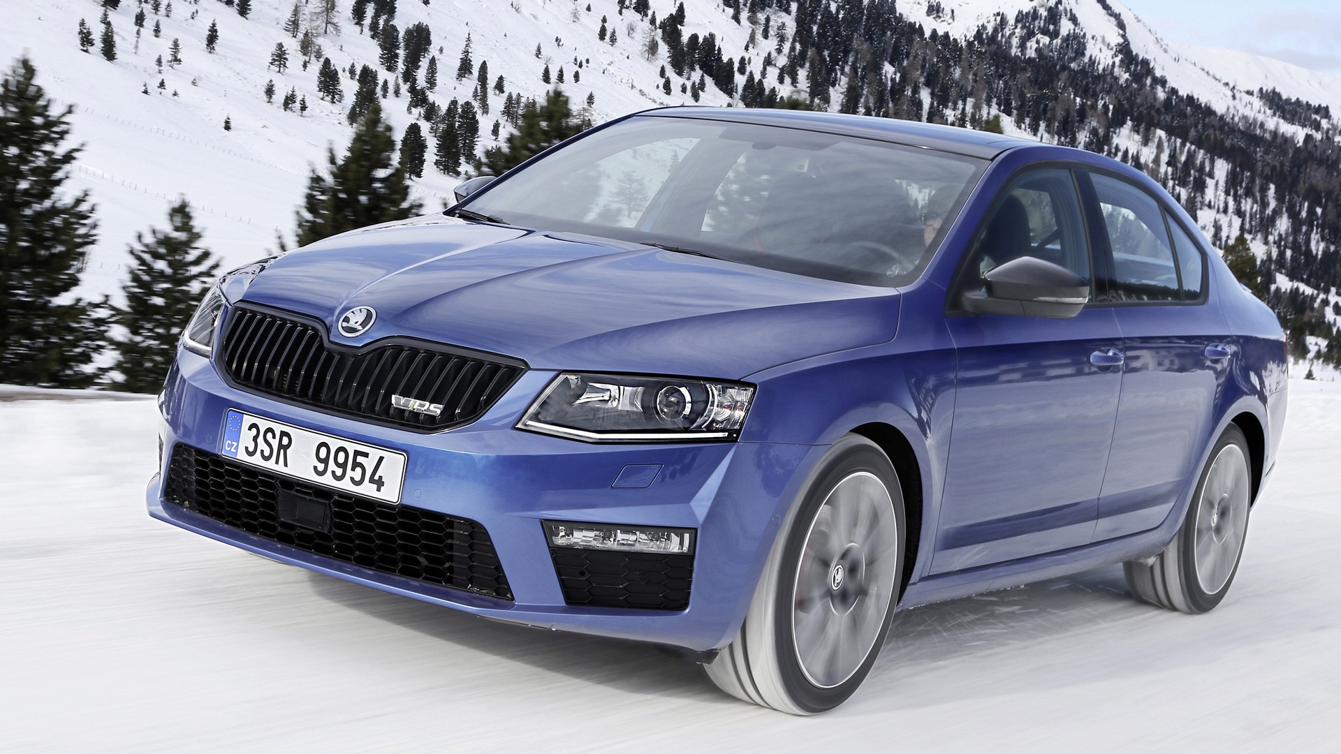 The new OCTAVIA RS comes with sporty LED headlamps revealing the racy intentions of the car. The new OCTAVIA RS comes with sporty LED headlamps revealing the racy intentions of the car.