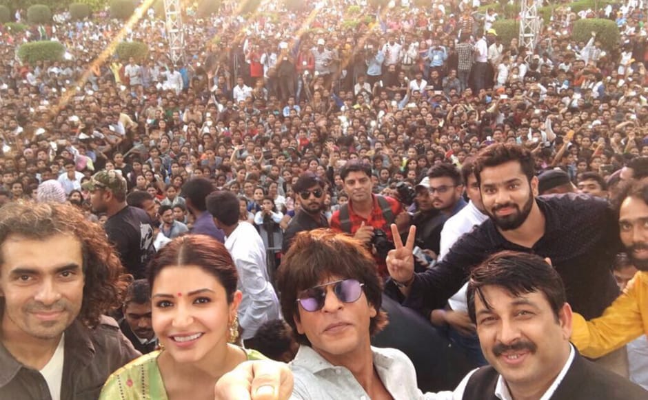 Shah Rukh Khan along with actress Anushka Sharma and filmmaker Imtiaz Ali promoted their upcoming film Jab Harry Met Sejal in Varanasi on 1 August. Shah Rukh Khan along with actress Anushka Sharma and filmmaker Imtiaz Ali promoted their upcoming film Jab Harry Met Sejal in Varanasi on 1 August.