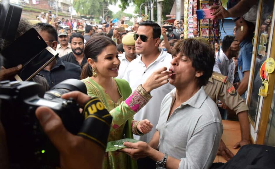 While driving through the streets of the city, Shah Rukh, Anushka and Ali made an impromptu stop at a local betel leaf vendor shop to taste the flavour that the city had to offer. While driving through the streets of the city, Shah Rukh, Anushka and Ali made an impromptu stop at a local betel leaf vendor shop to taste the flavour that the city had to offer.