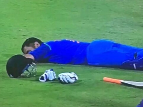 India vs Sri Lanka: The MS Dhoni power nap illustrates how the veteran brings calm amidst chaos India vs Sri Lanka: The MS Dhoni power nap illustrates how the veteran brings calm amidst chaos