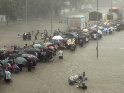 Mumbai rains: Citizens open their homes, hearts to strangers after city comes to a halt Mumbai rains: Citizens open their homes, hearts to strangers after city comes to a halt