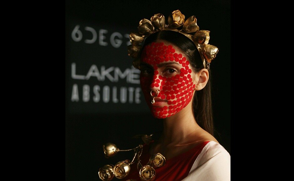 Vasundhara Mantri's 'Revernce' collection was all about intricate jewelry inspired by Indian origin flowers. The soothing sound of sitar in the background, idols of Indian deities and and the scent of marigold transported the onlookers to a temple. Vasundhara Mantri's 'Revernce' collection was all about intricate jewelry inspired by Indian origin flowers. The soothing sound of sitar in the background, idols of Indian deities and and the scent of marigold transported the onlookers to a temple.