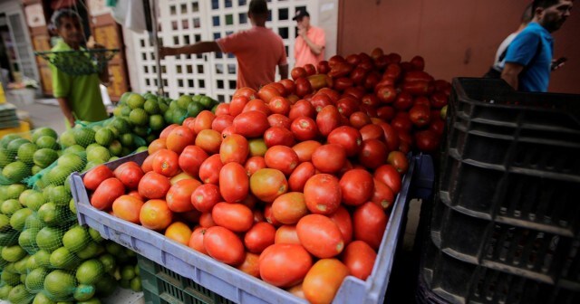 IAS officer shares video of roadside fruit shop, advocates support for small businesses IAS officer shares video of roadside fruit shop, advocates support for small businesses