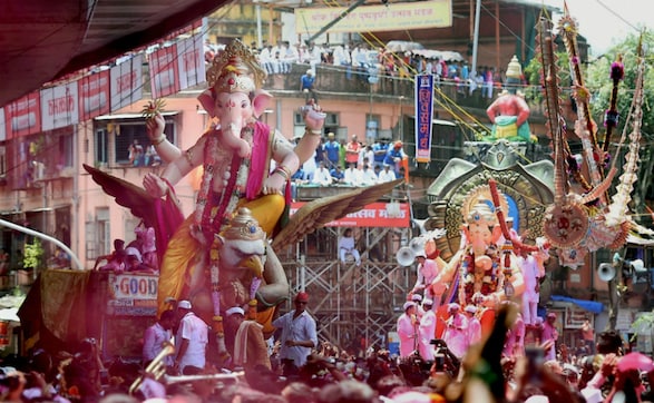 Ganesh Visarjan 2017: Thousands throng Mumbai streets to bid adieu to Lord Ganpati Ganesh Visarjan 2017: Thousands throng Mumbai streets to bid adieu to Lord Ganpati