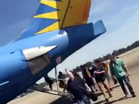 Aircraft makes emergency landing at California's Fresno-Yosemite airport after smoke fills passenger cabin Aircraft makes emergency landing at California's Fresno-Yosemite airport after smoke fills passenger cabin