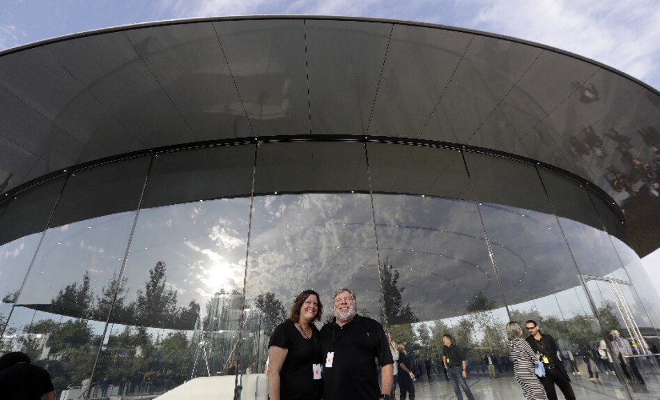 Apple co-founder Steve Wozniak and his wife, Janet Wozniak. Image: AP Photo. Apple co-founder Steve Wozniak and his wife, Janet Wozniak. Image: AP Photo.