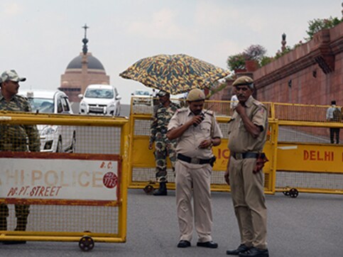 SC ban on cracker sale: Delhi Police seizes over 1,200 kg of firecrackers, arrests 29 people SC ban on cracker sale: Delhi Police seizes over 1,200 kg of firecrackers, arrests 29 people