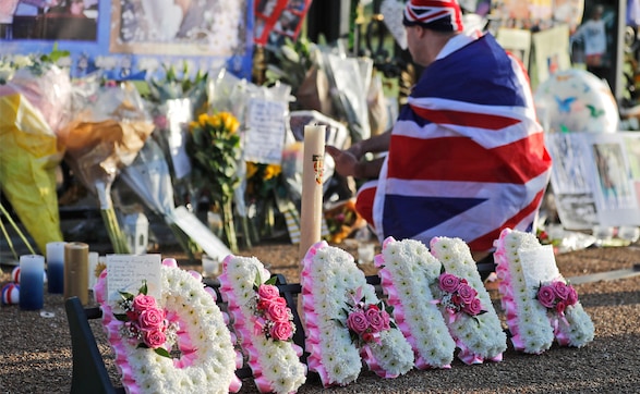 Fans across London, Paris pay tribute to Princess Diana on 20th anniversary of her death Fans across London, Paris pay tribute to Princess Diana on 20th anniversary of her death