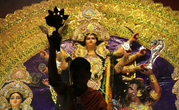 West Bengal in festive zeal as thousands throng pandals on Mahasaptami West Bengal in festive zeal as thousands throng pandals on Mahasaptami