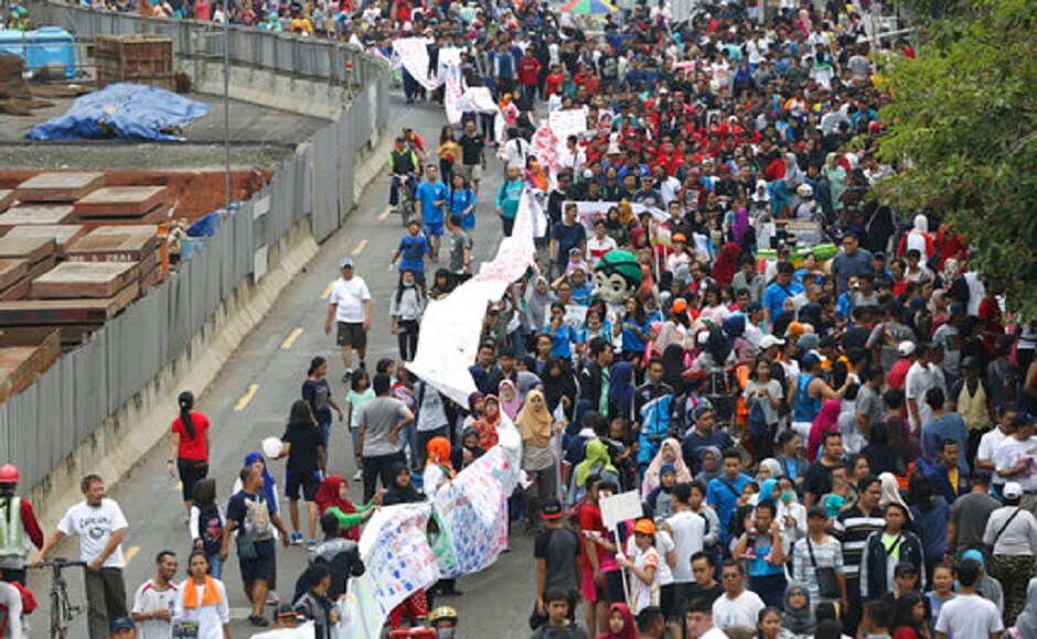 Hundreds of Indonesians took to the streets in Jakarta on Sunday to protest Myanmar's treatment of Rohingya Muslims minority in the ongoing violence in Rakhine state since 25 August. AP Indonesians flood the streets of Jakarta in support of Rohingya refugees