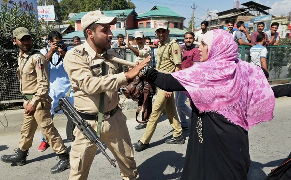 Kashmiri Anganwadi workers protest in Srinagar demanding better wages, permanent jobs Kashmiri Anganwadi workers protest in Srinagar demanding better wages, permanent jobs