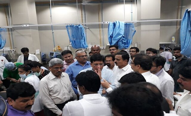 Railway minister Piyush Goyal visited KEM hospital later in the day. Sanjay Sawant/Firstpost Railway minister Piyush Goyal visited KEM hospital later in the day. Sanjay Sawant/Firstpost