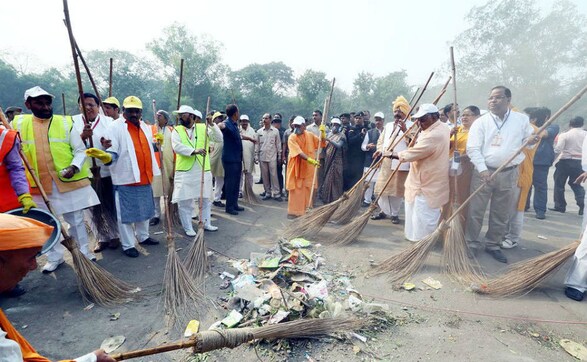 Yogi Adityanath visits Agra, participates in cleanliness drive at Taj Mahal Yogi Adityanath visits Agra, participates in cleanliness drive at Taj Mahal
