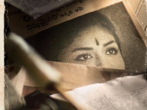 Mahanati: Keerthy Suresh's look from Savithri's biopic unveiled on her birthday Mahanati: Keerthy Suresh's look from Savithri's biopic unveiled on her birthday