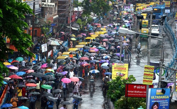 Kolkata battered by heavy rains; Met department predicts more showers in next 48 hours Kolkata battered by heavy rains; Met department predicts more showers in next 48 hours