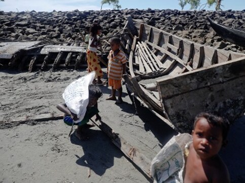 Refugee boat with 100 Rohingya capsizes in Bangladesh: Nine more bodies found, death toll rises to 23 Refugee boat with 100 Rohingya capsizes in Bangladesh: Nine more bodies found, death toll rises to 23