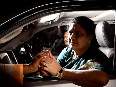 VK Sasikala granted 15-day parole to attend husband M Natarajan's funeral; AIADMK leader leaves Bengaluru jail VK Sasikala granted 15-day parole to attend husband M Natarajan's funeral; AIADMK leader leaves Bengaluru jail