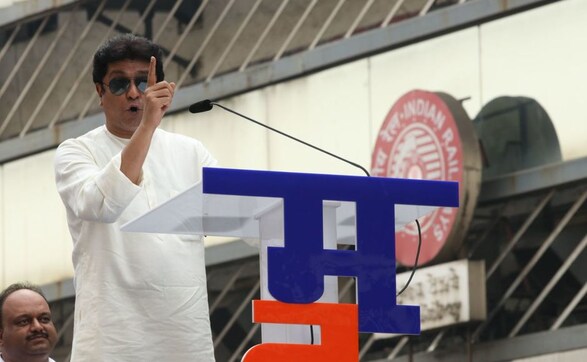 Raj Thackeray rallies against Indian Railways, demands eviction of hawkers from all stations Raj Thackeray rallies against Indian Railways, demands eviction of hawkers from all stations