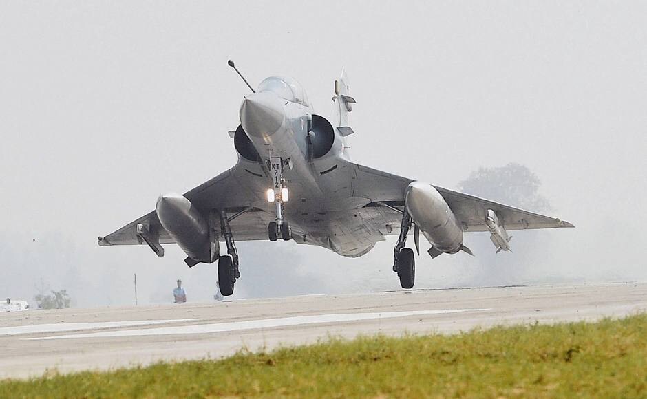 Planes, including the AN-32, Mirage 2000 and Sukhoi 30 MKI, performed touch-and-go landings on a stretch of the expressway. A Mirage 2000 aircraft touches down during the drill conducted by IAF. PTI Planes, including the AN-32, Mirage 2000 and Sukhoi 30 MKI, performed touch-and-go landings on a stretch of the expressway. A Mirage 2000 aircraft touches down during the drill conducted by IAF. PTI