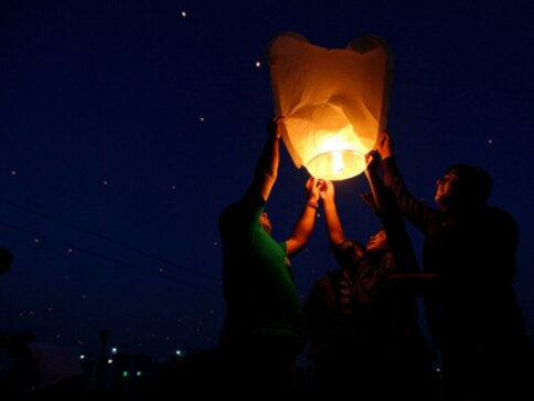 Mumbai Police bans flying lanterns till 14 November over fire safety concerns during Diwali Mumbai Police bans flying lanterns till 14 November over fire safety concerns during Diwali