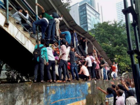 After Elphinstone stampede, Western Railways inducts 232 trained security personnels to man 34 critical foot over-bridges in Mumbai After Elphinstone stampede, Western Railways inducts 232 trained security personnels to man 34 critical foot over-bridges in Mumbai