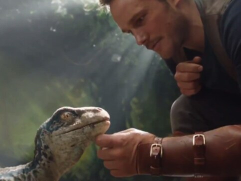 Jurassic World: Fallen Kingdom first glimpse reveals Chris Pratt petting adorable baby raptor Jurassic World: Fallen Kingdom first glimpse reveals Chris Pratt petting adorable baby raptor