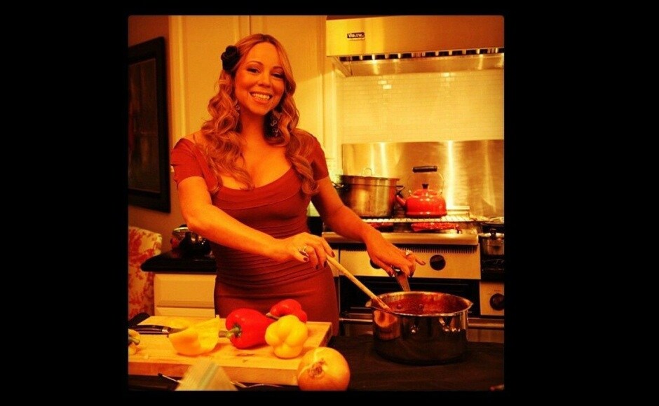 Mariah Carey showed off her cooking skills in the kitchen on Thanksgiving. Image courtesy: Instagram/mariahcarey Mariah Carey showed off her cooking skills in the kitchen on Thanksgiving. Image courtesy: Instagram/mariahcarey