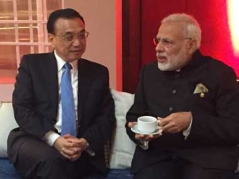 East Asia Summit: Narendra Modi, Chinese Premier Li Keqiang hold brief interaction in Manila East Asia Summit: Narendra Modi, Chinese Premier Li Keqiang hold brief interaction in Manila