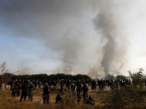 Pakistan police fire tear gas at hardline Islamists blockading Islamabad; TV channels ordered to go off air during crackdown Pakistan police fire tear gas at hardline Islamists blockading Islamabad; TV channels ordered to go off air during crackdown