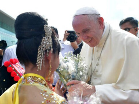 Pope Francis to meet Aung San Suu Kyi today after meeting Myanmar general in charge of Rohingya crackdown Pope Francis to meet Aung San Suu Kyi today after meeting Myanmar general in charge of Rohingya crackdown