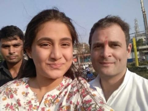 Girl climbs aboard Rahul Gandhi's van in Bharuch, clicks selfies while SPG looks on Girl climbs aboard Rahul Gandhi's van in Bharuch, clicks selfies while SPG looks on