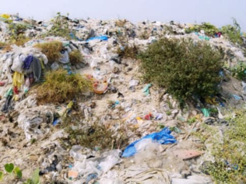 Versova Beach clean-up: Centre steps in after activist Afroz Shah says goons are threatening his team Versova Beach clean-up: Centre steps in after activist Afroz Shah says goons are threatening his team
