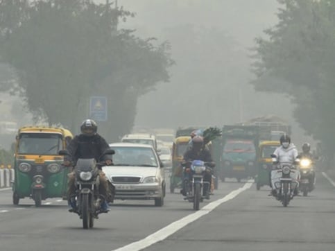 AQI in Delhi and NCR: After breaching 'severe' mark, air quality in region improves but remains 'very poor'; IMD predicts light shower on Thursday AQI in Delhi and NCR: After breaching 'severe' mark, air quality in region improves but remains 'very poor'; IMD predicts light shower on Thursday