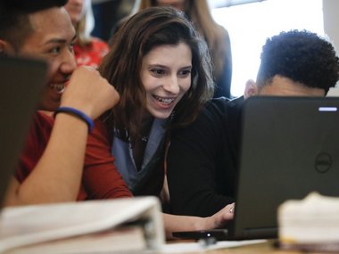 Teacher Phoebe Sherman work with students on the civics computer game iCivics during Sherman's 11th grade social studies class at Roosevelt High School's International Academy in Washington. Image: AP