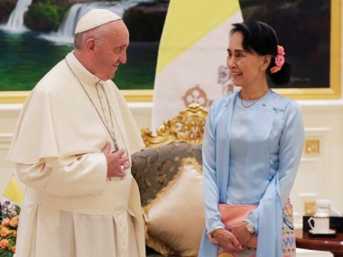 Pope Francis meets Aung San Suu Kyi amid Rohingya crisis following courtesy call by Myanmar Army chief Pope Francis meets Aung San Suu Kyi amid Rohingya crisis following courtesy call by Myanmar Army chief