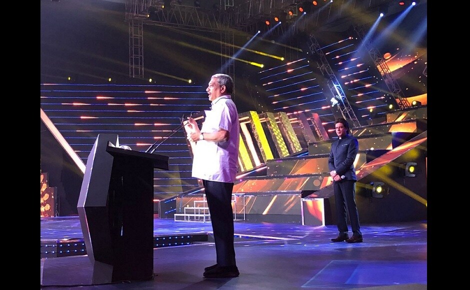 CM Manhor Parrikar addresses the audience at IFFI 2017 as chief guest Shah Rukh Khan looks on. Image from Twitter/@IFFIGoa CM Manhor Parrikar addresses the audience at IFFI 2017 as chief guest Shah Rukh Khan looks on. Image from Twitter/@IFFIGoa