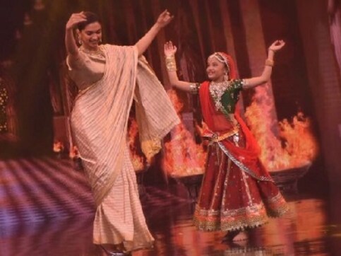Deepika Padukone and her little fan do the Ghoomar dance: Social Media Stalkers' Guide Deepika Padukone and her little fan do the Ghoomar dance: Social Media Stalkers' Guide