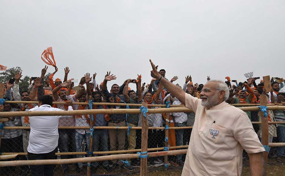 Urging the gathered crowd to vote for BJP, Modi said, "I can see the target of achieving 150 seats for the BJP being fulfilled right in front of my eyes. You will be deciding the fate of Gujarat on the 9th and you will have to punish the people who have disliked Gujarat." Twitter @BJP4India Narendra Modi in Gujarat Day 2: PM says Congress always had an animosity for Gujarat
