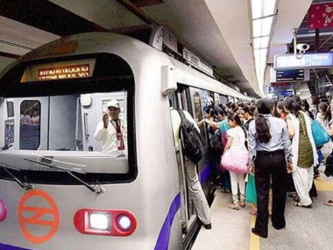 Delhi Metro may grind to halt on Saturday as over 9,000 DMRC employees threaten to go on strike 德里地铁可能会在周六慢慢停运,因为超过9000名DMRC员工威胁要罢工