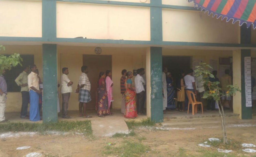 As polling was underway, cases of missing names emerged from RK Nagar. Though the polling was largely peaceful, petty fights broke out among voters at Chennai High School on Tiruvottiyur High Road after the long wait in queues. Ayswarya Murthy/101reporters As polling was underway, cases of missing names emerged from RK Nagar. Though the polling was largely peaceful, petty fights broke out among voters at Chennai High School on Tiruvottiyur High Road after the long wait in queues. Ayswarya Murthy/101reporters