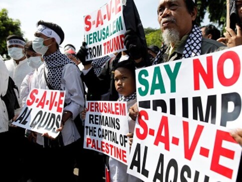 Donald Trump's Jerusalem decision: Protesters in Indonesia, Malaysia burn effigy of US president, shout anti-US slogans Donald Trump's Jerusalem decision: Protesters in Indonesia, Malaysia burn effigy of US president, shout anti-US slogans