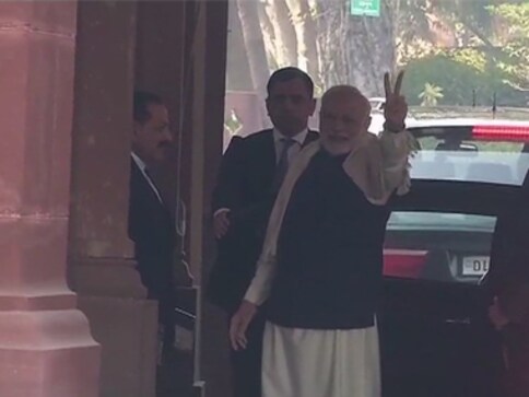 Narendra Modi flashes victory sign before entering Parliament as BJP surges ahead in Gujarat, Himachal Pradesh Narendra Modi flashes victory sign before entering Parliament as BJP surges ahead in Gujarat, Himachal Pradesh