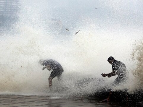Cyclone Ockhi: Heavy rains lash Mumbai; Surat braces for landfall as Gujarat maintains high alert Cyclone Ockhi: Heavy rains lash Mumbai; Surat braces for landfall as Gujarat maintains high alert