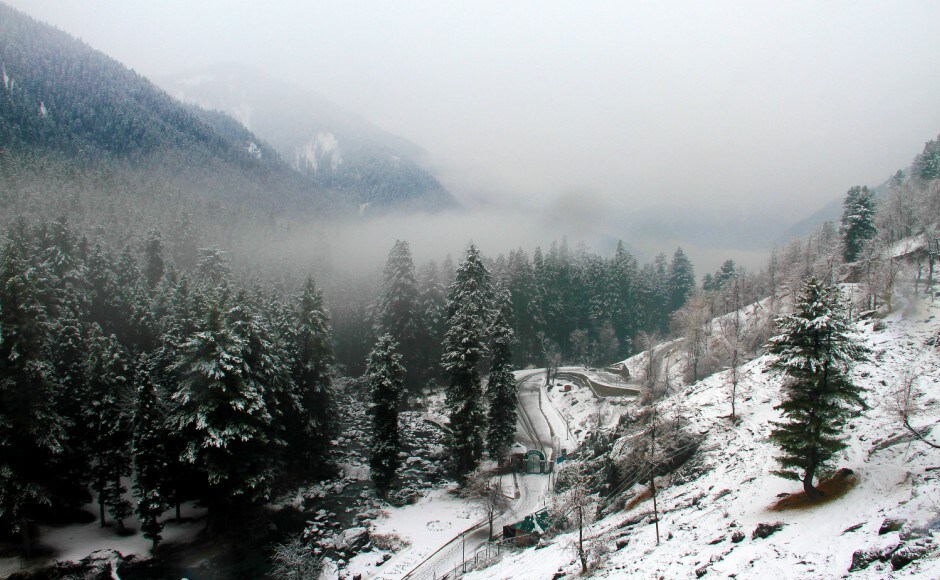 The snowfall is usually a boon for the people associated with the tourism industry as tourists from outside the Valley start making their way to Kashmir. Tourism is a key sector for Jammu and Kashmir’s economy. Firstpost/Sameer Mushtaq Snowfall in Jammu and Kashmir comes as respite to residents after several months of dry spell