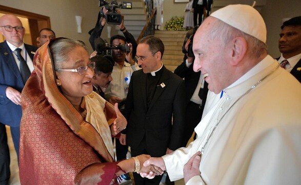 Pope Francis meets Sheikh Hasina in Bangladesh, urges for 'decisive measures' to resolve Rohingya crisis Pope Francis meets Sheikh Hasina in Bangladesh, urges for 'decisive measures' to resolve Rohingya crisis