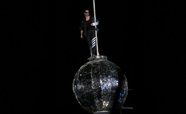 Varun Dhawan was definitely the showstopper of the night as he made his dramatic entry to the award show on a giant, glittering disco ball. Image from Firstpost/Sachin Gokhale Varun Dhawan was definitely the showstopper of the night as he made his dramatic entry to the award show on a giant, glittering disco ball. Image from Firstpost/Sachin Gokhale