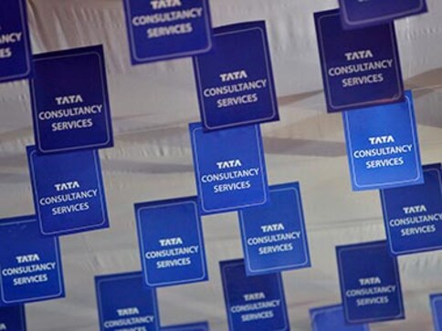 TCS Q4 net profit up 4.4% at Rs 6,904 cr, revenue up 8.2%; board recommends 1:1 bonus