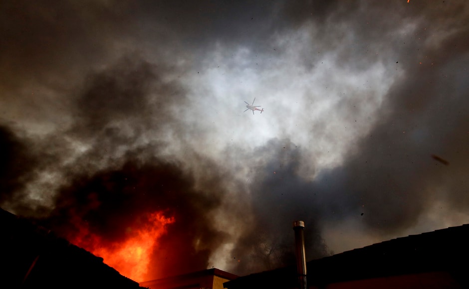 The destructive wildfire in Ventura County northwest of Los Angeles had nearly reached the Pacific on Tuesday night after starting 48 kilometer inland a day earlier. AP The destructive wildfire in Ventura County northwest of Los Angeles had nearly reached the Pacific on Tuesday night after starting 48 kilometer inland a day earlier. AP